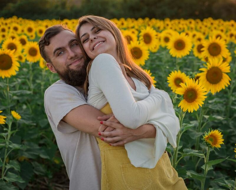 Cuando un hombre rodea la cintura de una mujer de espaldas se interpreta como "afecto relajado entre parejas con confianza"