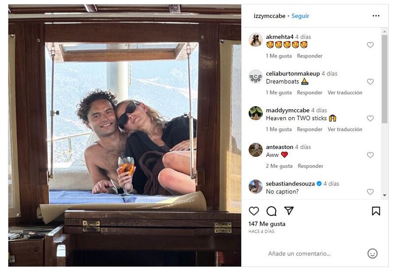 Sebastian de Souza junto a su novia