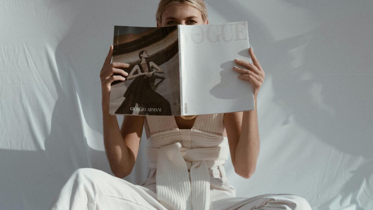 Pantalones capri y zapatos en tendencia.