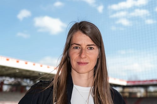 Marie-Louise Eta hace historia: La primera mujer en dirigir en la élite del fútbol masculino europeo