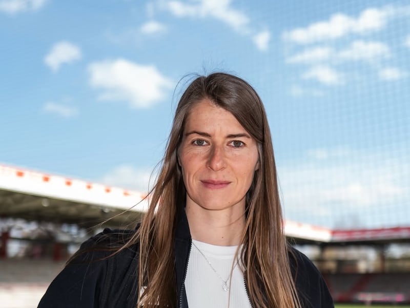 Marie-Louise Eta hace historia: La primera mujer en dirigir en la élite del fútbol masculino europeo