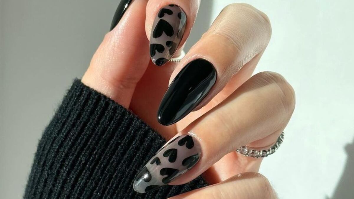 La manicura 'dark coquette' es perfecta para llevar durante el penúltimo mes del año