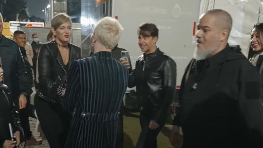 Verónica Alcocer conoció a integrantes de Deff Leppard y fue a su concierto