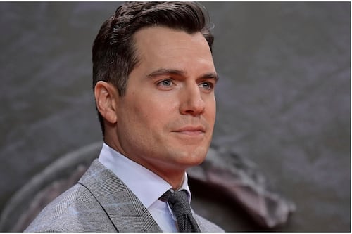 “Parece mucho mayor”: el look más criticado de Henry Cavill y que destrozaron en redes