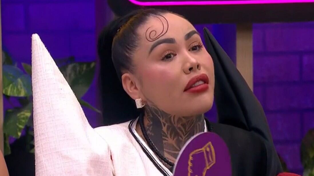 Yina Calderón apareció en 'La Casa de los Famosos' ataviada en una especie de diseño futurista que nuevamente generó reacciones en redes.