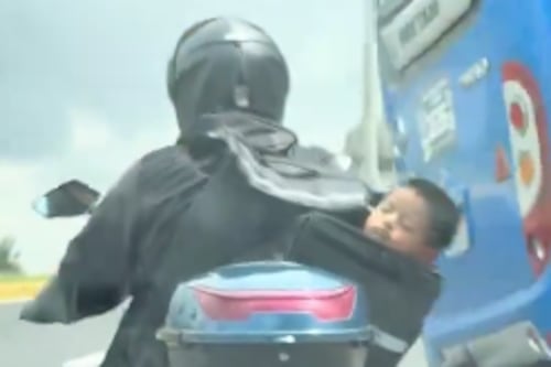 Quito: captan a un repartidor transportando a un infante en una mochila delivery
