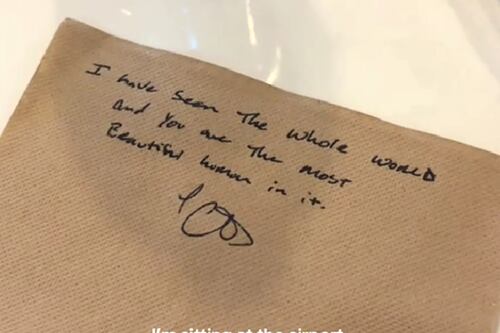 Una historia de amor en el aire: Pasajera recibe una nota romántica del piloto en una servilleta