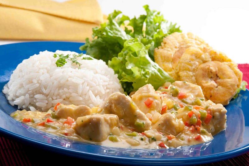 Plato típico a base de pescado fresco, leche de coco y especias locales.