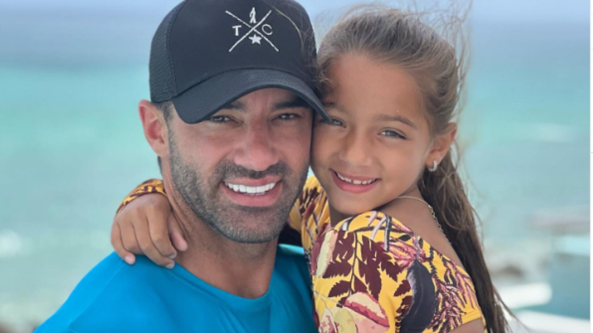 Toni Costa enterneció las redes sociales al peinar a su hija Alaïa, y se prometió aprender a hacer peinados para dejarla más hermosa.