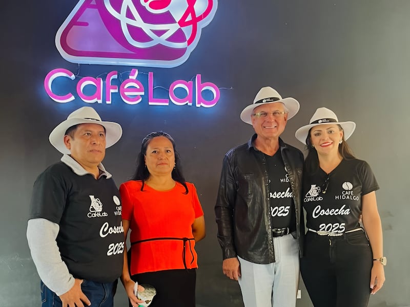 Izquierda a derecha: Ramiro Catzim y su esposa. Karina Maldonado y Francisco Hidalgo.