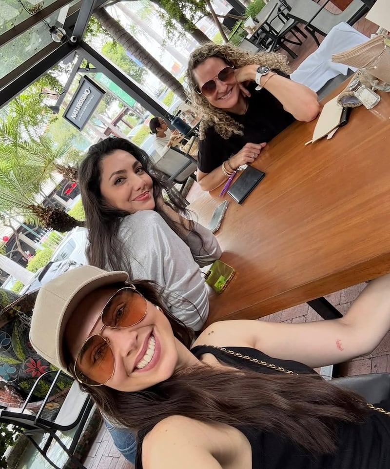 María del Carmen Arellano junto a Fiorella Solines y Pamela Cortés