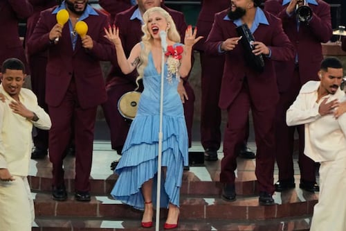 Acusan a Lady Gaga de ser parte del “club de los zapatos rojos” por su look en el Super Bowl: ¿Qué significa?