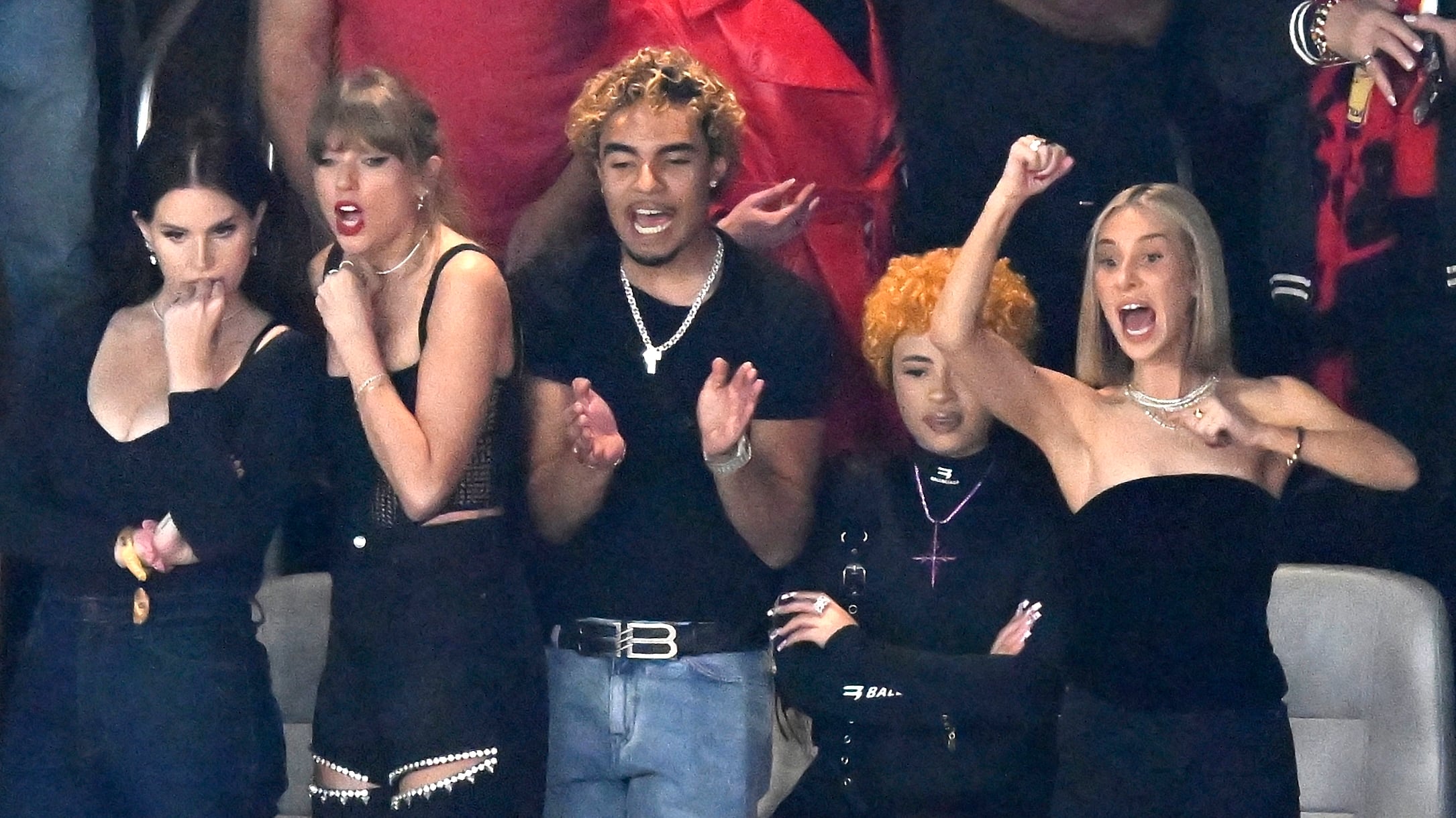 Taylor Swift llegó al Super Bowl 2024 con un look de mom jeans negros, botas puntiagudas y corset a juego