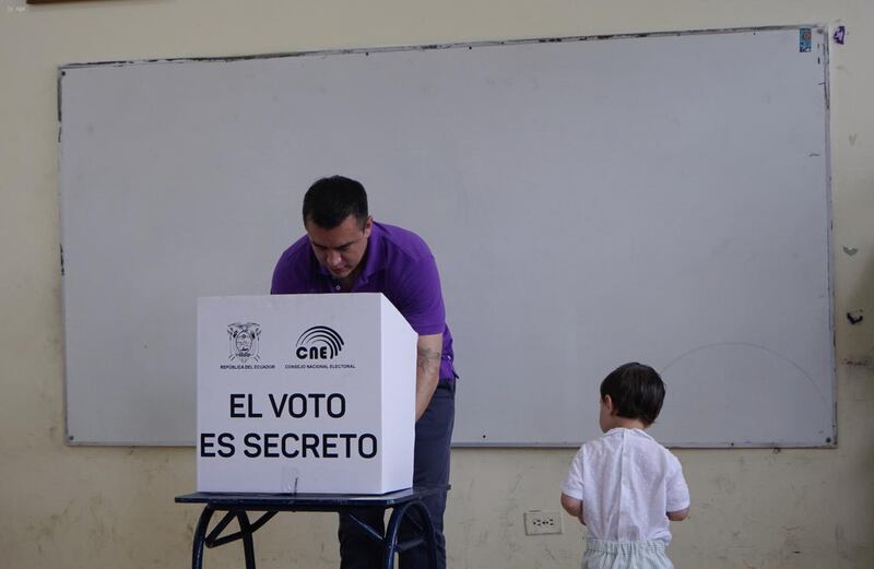 Daniel Noboa, candidato presidencial ejerciendo su derecho al voto
