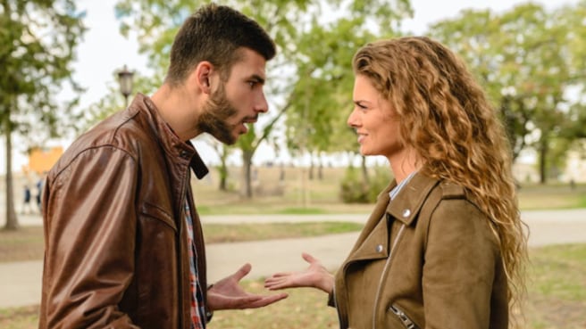 Pareja duerme espaldas