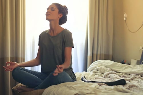 ¿Batallas con el estrés a diario? Estos son 3 ejercicios de meditación guiada para combatirlo