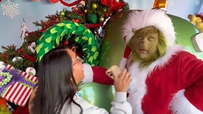 El Grinch baila cumbia y salsa choke