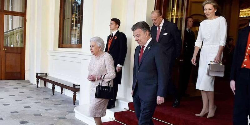 La familia Santos con la Reina Isabel II