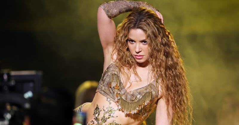 Los deslumbrantes looks de Shakira estuvieron a cargo de estos famosos diseñadores.