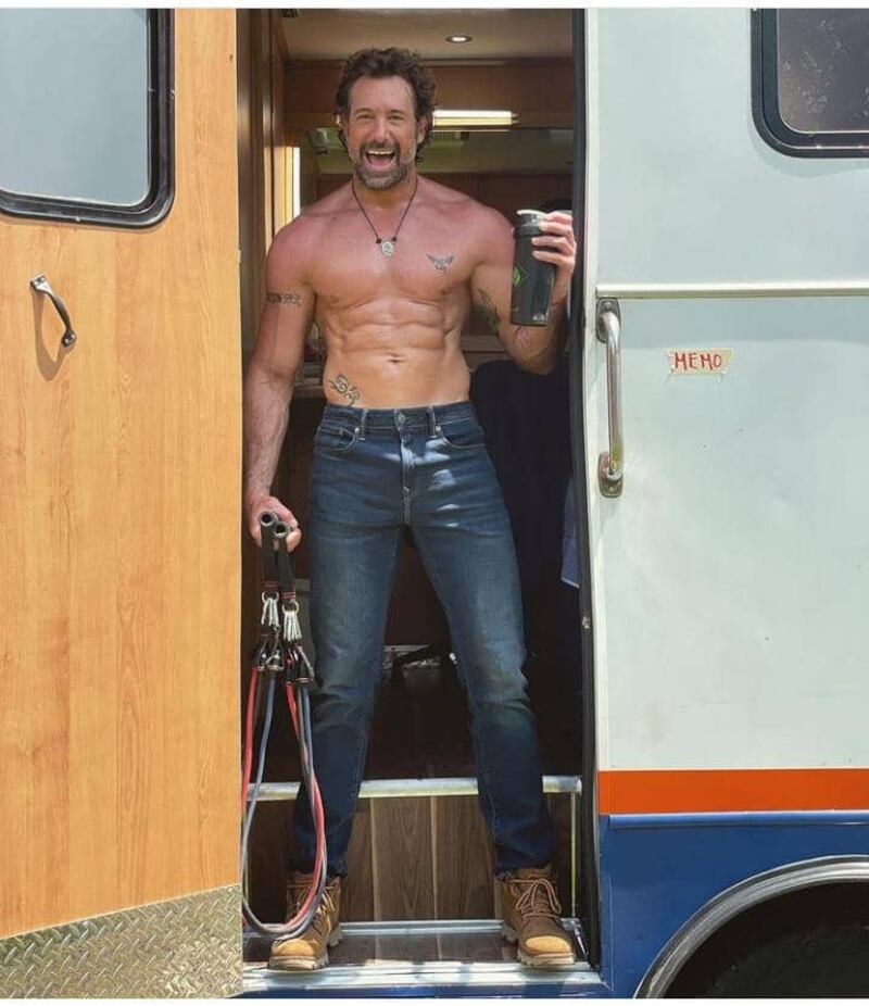 Gabriel Soto presume su tonificado abdomen a sus 47 años, sin dar señales de su relación con Irina