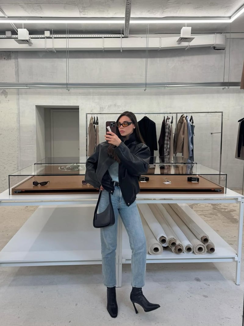 La combinación de jeans rectos y botines será clave en 2026.