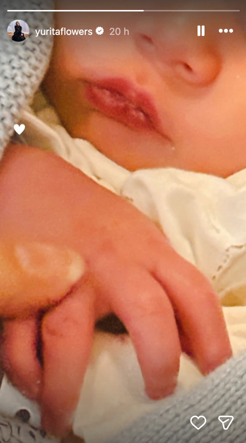 Yuridia da la bienvenida a su tercer hijo Noah.