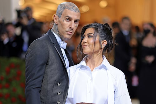 Kourtney Kardashian y Travis Barker habrían dado la bienvenida a su bebé