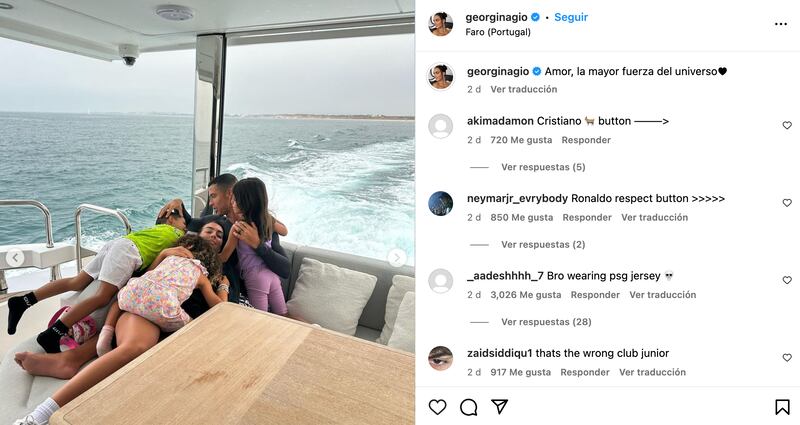 Cristiano Ronaldo con su familia disfrutando de unas vacaciones