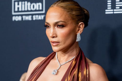 Jennifer Lopez y el actor Brett Goldstein tienen una “química chispeante”