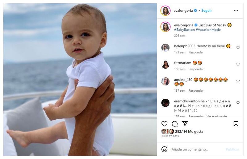 Hijo de Eva Longoria posando con 1 año de edad