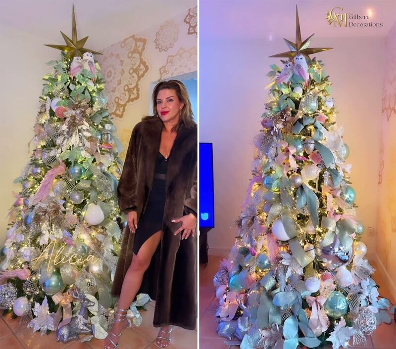 Alicia Machado junto a su árbol de Navidad