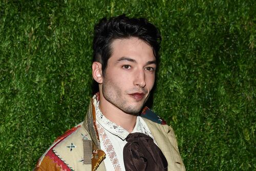 Nueva acusación contra Ezra Miller: mujer asegura que el actor la atacó en su apartamento