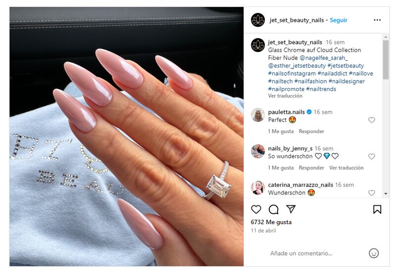 Las uñas glass se destacan gracias a su bonito acabado brillante