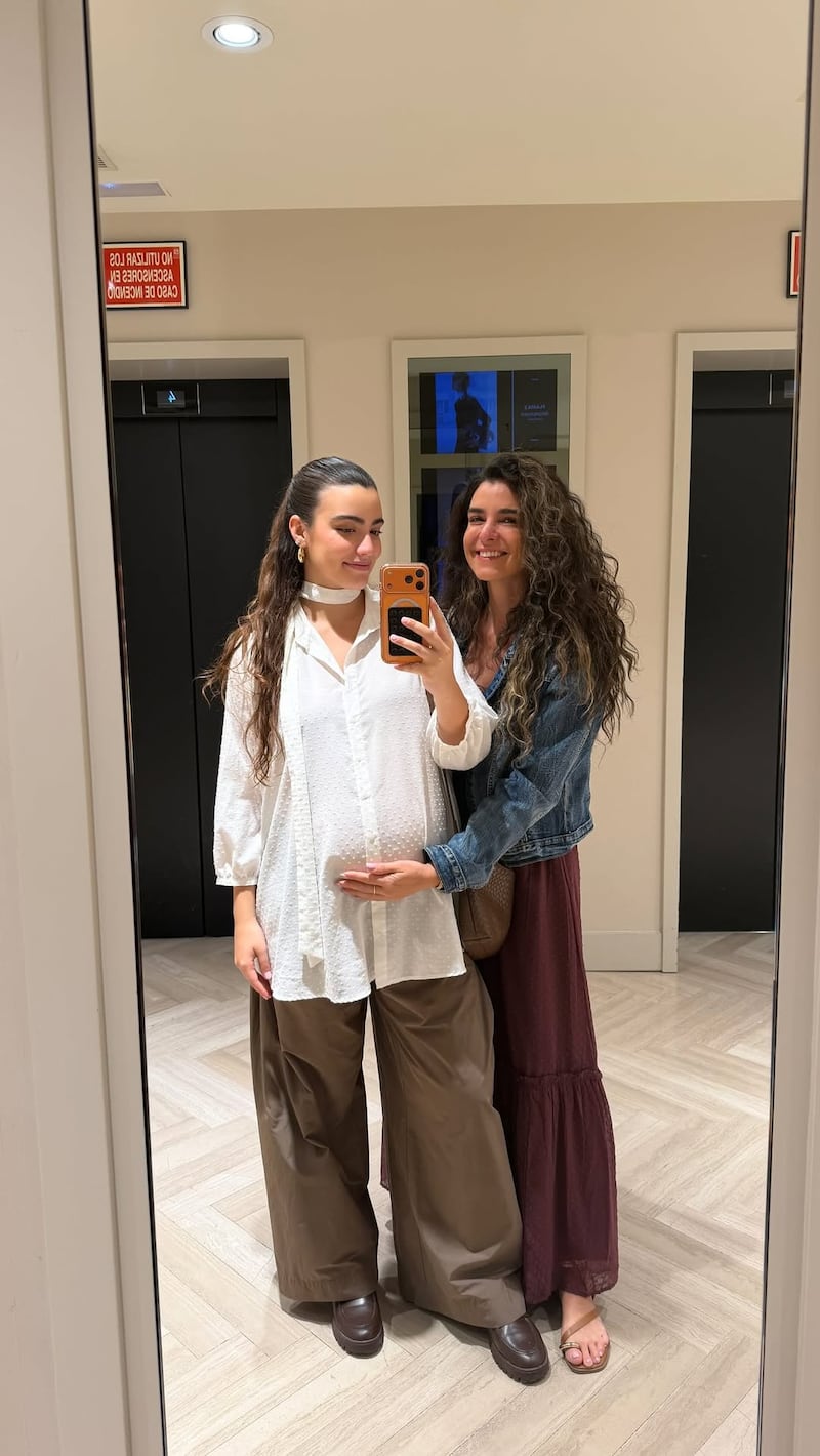 Giovanna Andrade junto a su hija