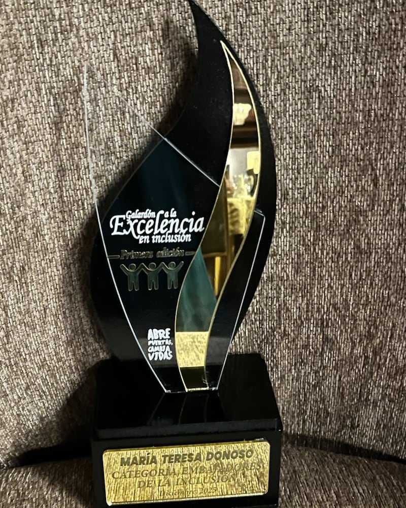 María Teresa Donoso recibe reconocimiento.