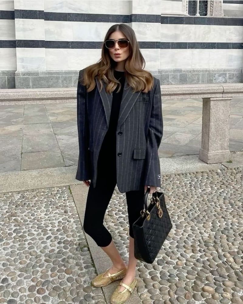 Los leggings lucen mejor si los llevas con bailarinas