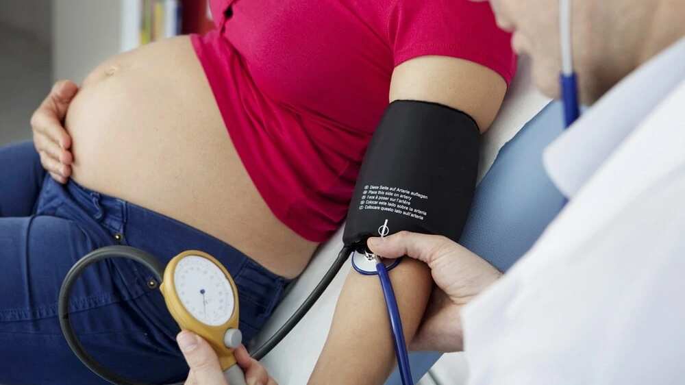 La AHA pide tratar la presión arterial en el embarazo desde 140/90 y cuidar el posparto.
