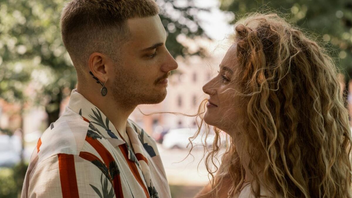 Un hombre revela mucho de sus sentimientos al llamar "mi corazón" a su pareja