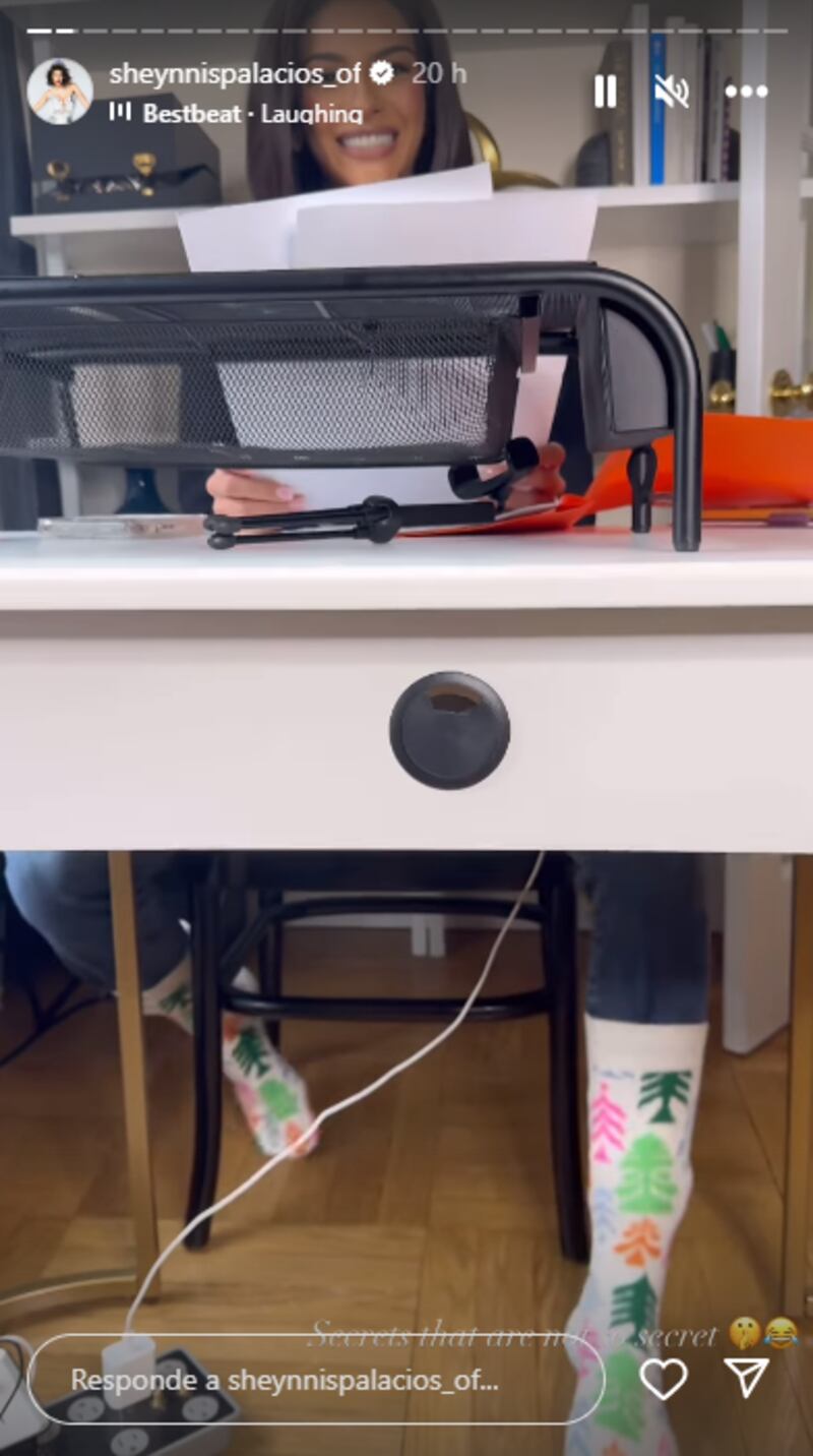 Sheynnis Palacios con sus calcetines de colores