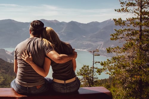 Identifica los abrazos de tu pareja: Así abraza un hombre que te quiere, pero ya no te ama