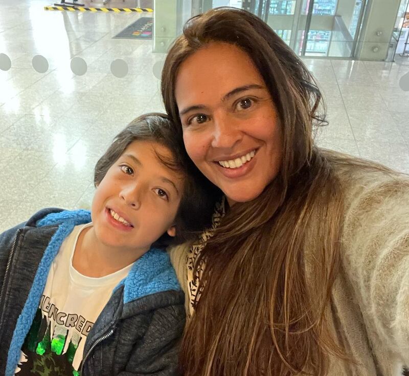 Margarita Rosa Arias junto a su hijo