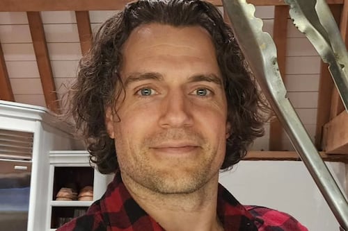 Henry Cavill sorprende con nueva apariencia y abre la conversación: ¿el tiempo no perdona ni a Superman?