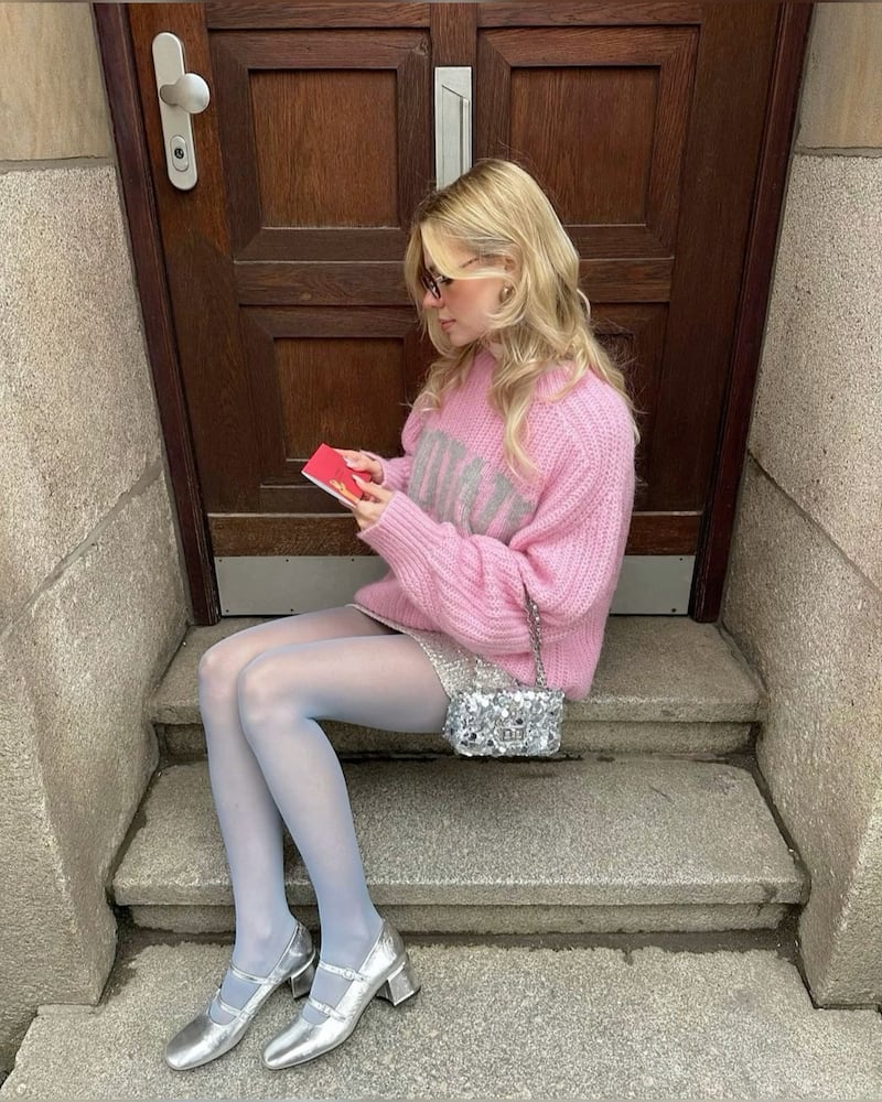 ¡Adiós tenis! Los zapatos ‘Bridgerton’ brillan por su belleza y elegancia: así se llevan