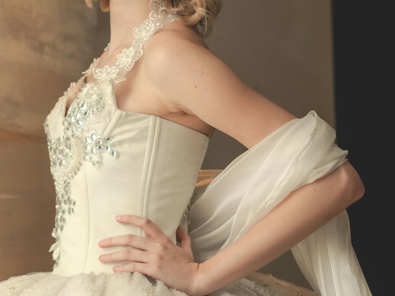 ¿Qué es el bridalcore? La tendencia que tiene a todas las mujeres vestidas como “novias” y que acaparó en los Oscar