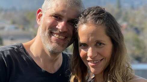 Manuel de Tezanos junto a su pareja, Camila Muñoz