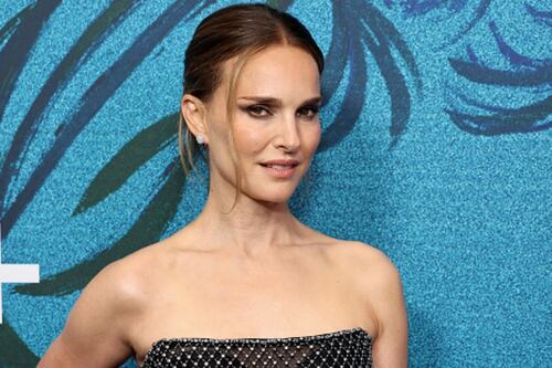 Natalie Portman rompe las reglas de Carolina Herrera y a los 40 usa los jeans ideales para bajitas