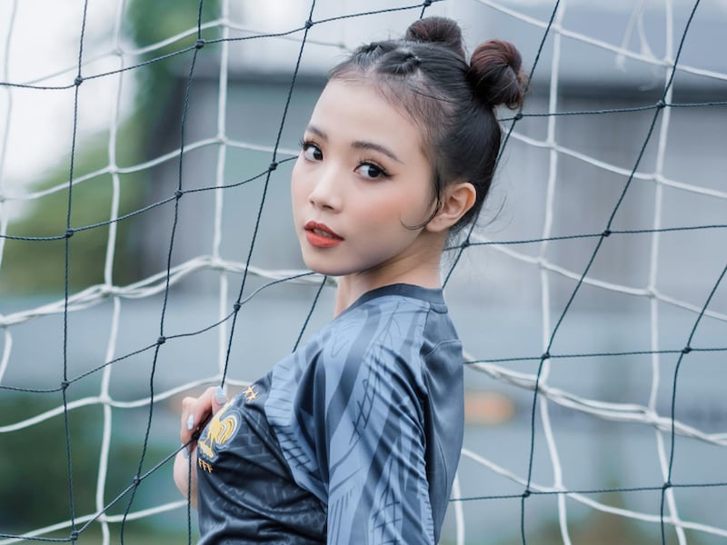 ¿Tenis inspirados en futbol? La tendencia que promete darle un giro a tu outfit esta temporada de “fiesta”