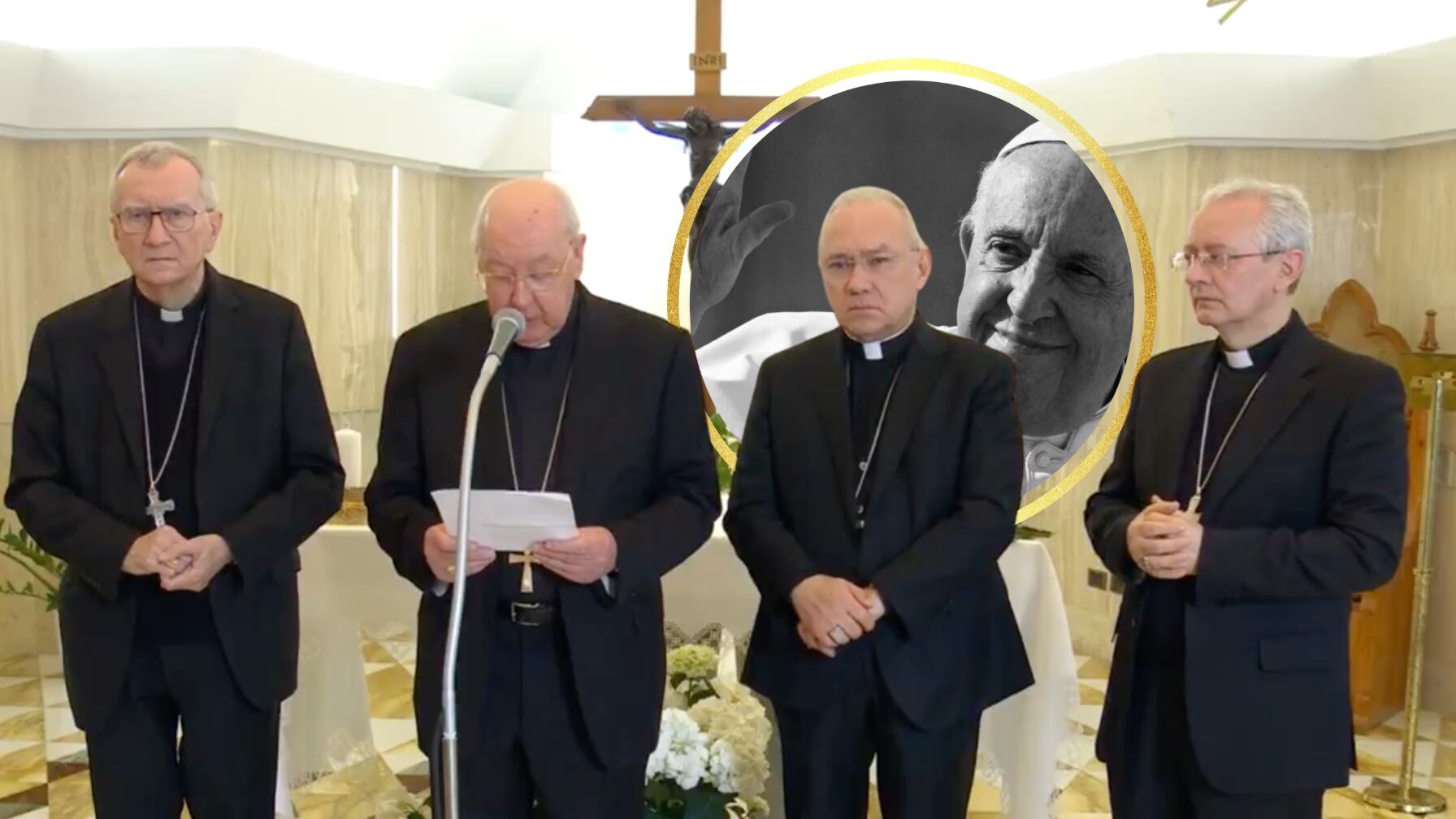 El cardenal Kevin Farrell anuncia oficialmente la muerte del papa Francisco desde la Casa Santa Marta, acompañado por altos prelados del Vaticano.