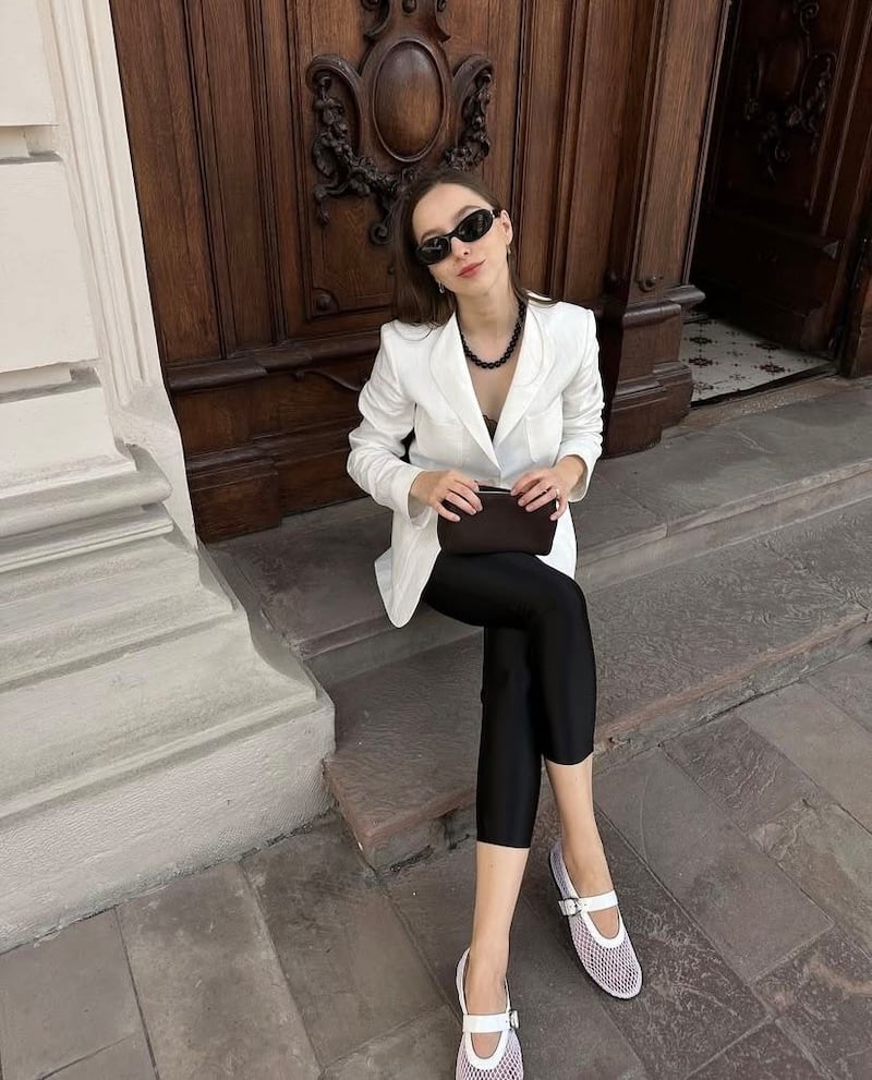 Los leggings lucen mejor si los llevas con bailarinas