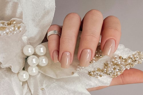 ¡Más elegante que el french! Las uñas ‘perla’ son tendencia este año y su diseño cautiva hasta a las más exigentes